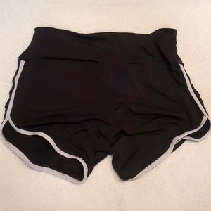 Black white butt scrunch shorts small